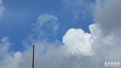 烏云中的白云
