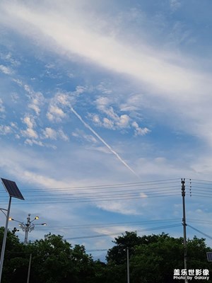 藍(lán)天白云。
