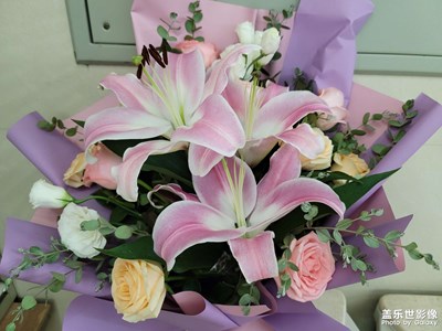 晚上好星友們，今天收到了花好漂亮呀。