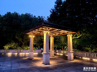 久違夏日傍晚江邊散步