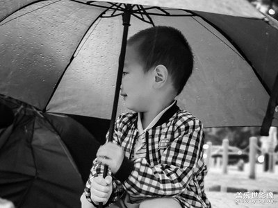 黑白影像，記錄快樂童年