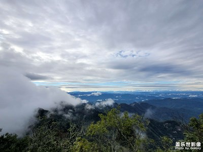 雨后，云霧消散，群山初現(xiàn)