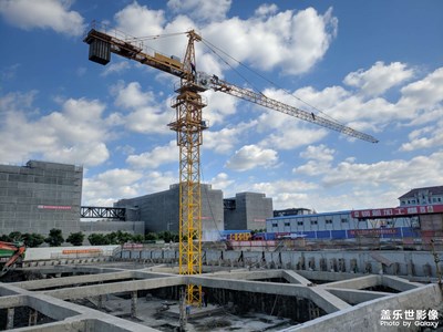 熱火朝天的建筑搬磚工地。