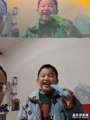 摔了一下，前置攝像頭變重影