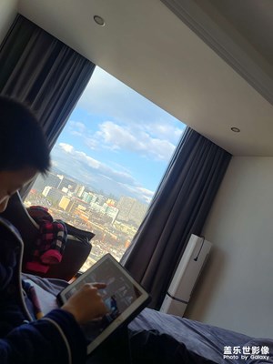 把自己關(guān)在房間里