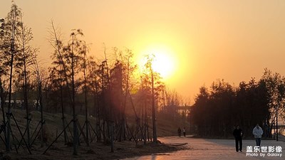 江邊，夕陽，感受秋天的顏色