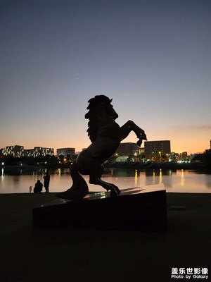 紅霞長夜交匯時