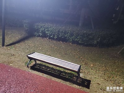 路燈下的晶瑩