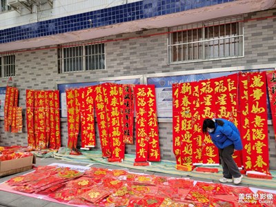 【家鄉(xiāng)年味】新年日常，除夕貼春聯(lián)放鞭炮煙花，正月走親戚