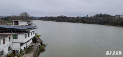 云里霧里的江水