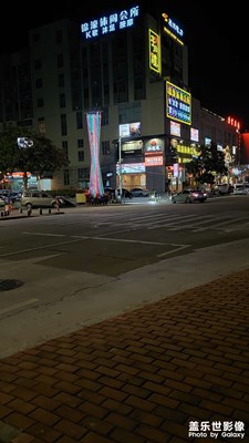 夜晚的街燈忽明忽暗，照著是誰的孤單(；′⌒`)