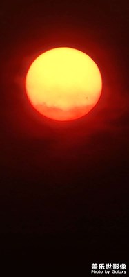 愛意盛在了落日晚風里