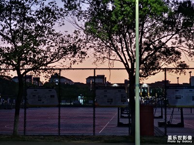 校園傍晚夕陽的漸變色彩