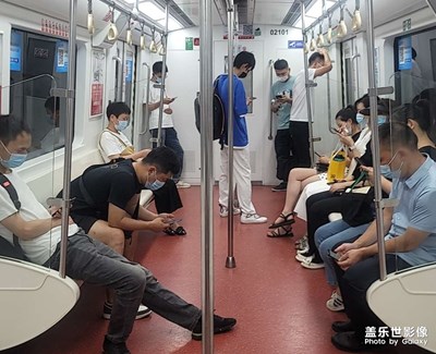 地鐵全是低頭族