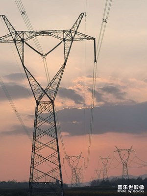 夕陽下的輸電塔！