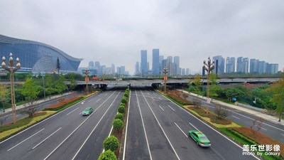成都天府大道從來(lái)沒(méi)有這么空曠過(guò)，稀稀拉拉只有出租車(chē)在跑