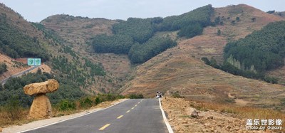 三賢山樓閣，蘆葦，夕陽，山體野趣風貌。