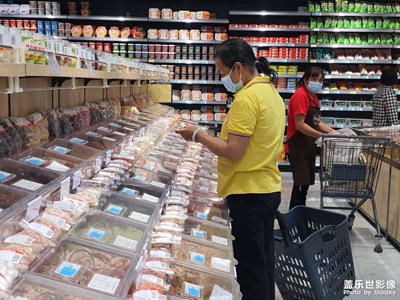 周末放假陪家人逛逛超市