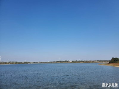 水庫(kù)很大，釣魚的太多了！