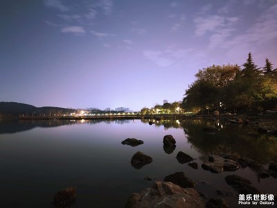 夜晚湖邊