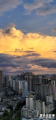 日落的黃昏，夕陽西下，斷腸人在天涯。