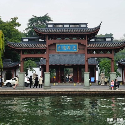 船游西湖上