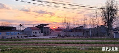 屬于鄉(xiāng)村的落日與浪漫色彩。