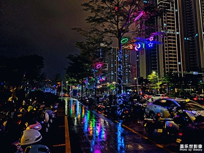 夜晚的霓虹閃爍！