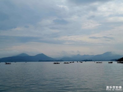 晴雨西湖，一瞬之間。