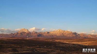 夕陽下的雪山