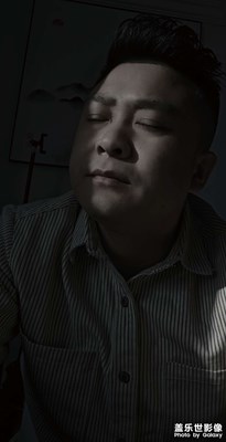 自拍一張照片，效果不錯(cuò)