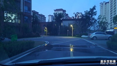 高溫為小區(qū)綠化澆水