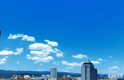 最近天空真的很藍(lán)云朵也好看