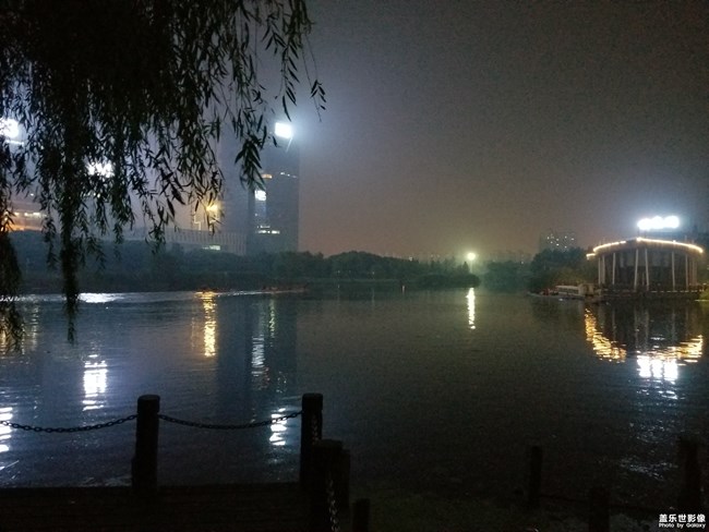 三星note8和華為P10plus夜景對(duì)比圖，