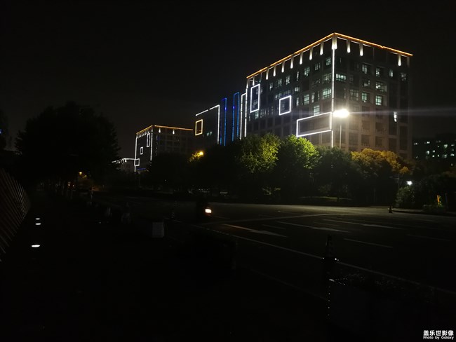 三星note8和華為P10plus夜景對(duì)比圖，