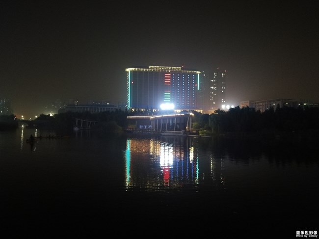 三星note8和華為P10plus夜景對(duì)比圖，