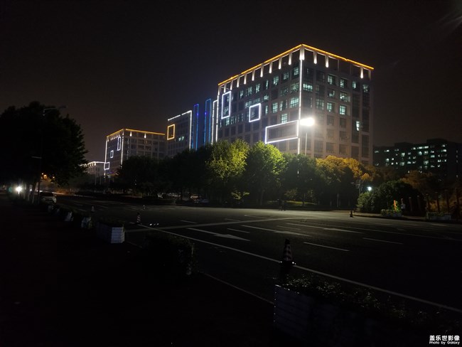 三星note8和華為P10plus夜景對(duì)比圖，