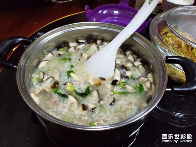 一鍋香噴噴的香菇肉片粥