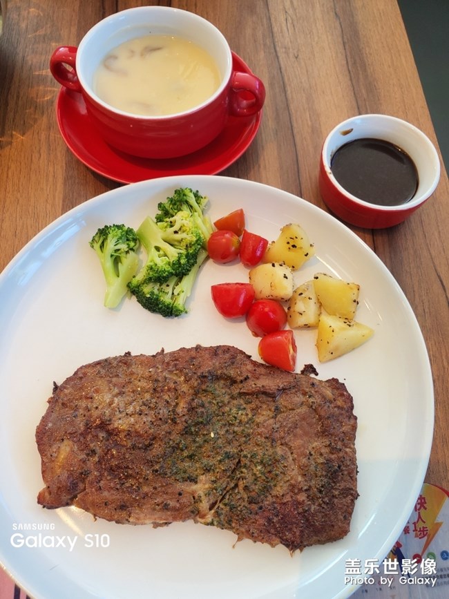 歡樂必勝客美餐