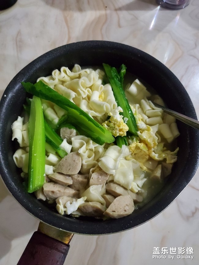 潮汕小哥夜宵，窩居煮面