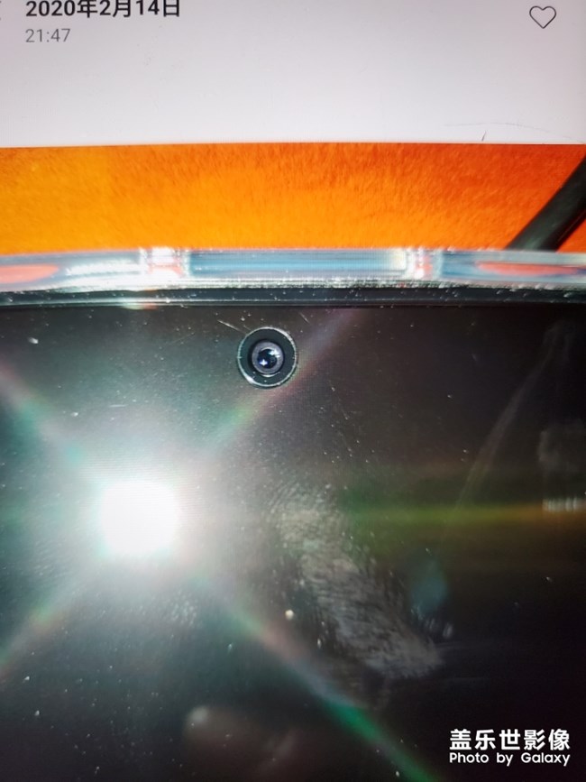 note10+前置攝像頭偏嗎？