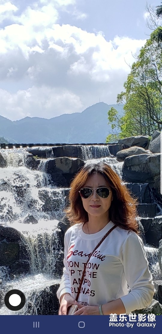 藍天白云+瀑布+美女