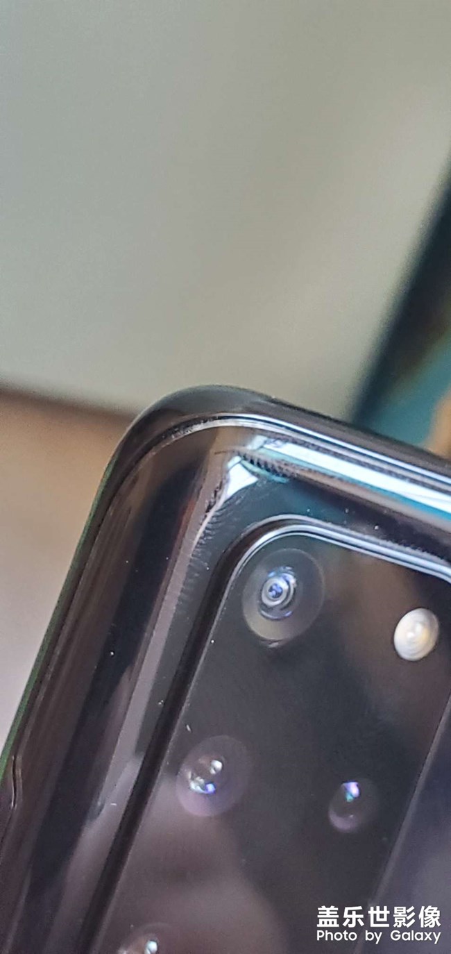 這黑色后蓋邊緣正常嗎？