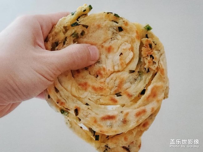 中午吃點(diǎn)蔥油餅吧