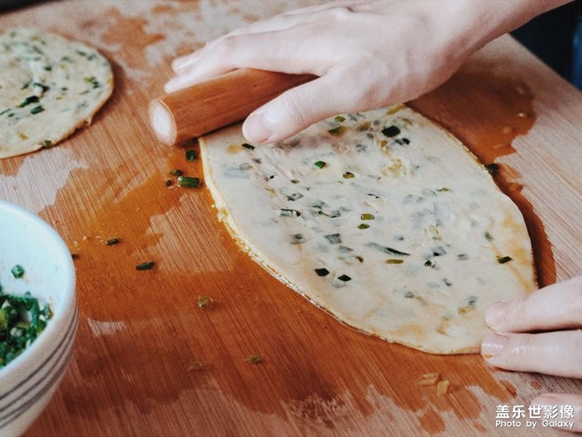 中午吃點(diǎn)蔥油餅吧