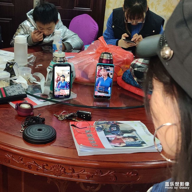 s10+直播拉的人很近，好像放大鏡一樣，解決一下吧
