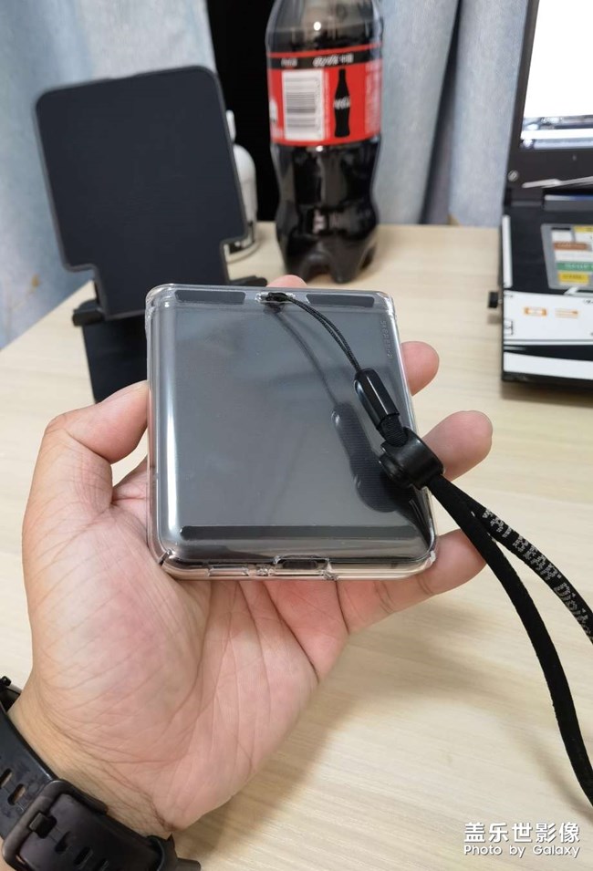 換了個透明手機殼確實好看多了