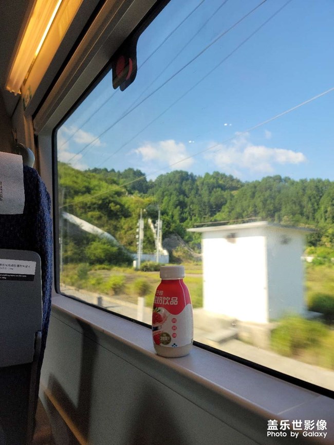 又怕吵，又怕安靜。