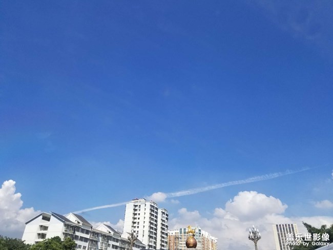 好像是飛機尾跡