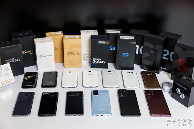 把十三部蓋樂世手機放一起拍一個全家福